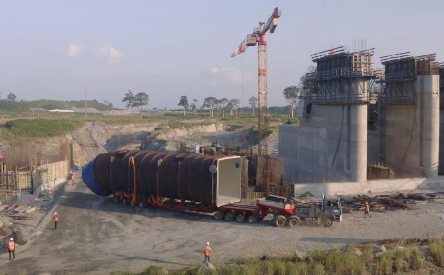 In Côte d'Ivoire, Eiffage Génie Civil installs two penstocks on the Singrobo-Ahouaty dam